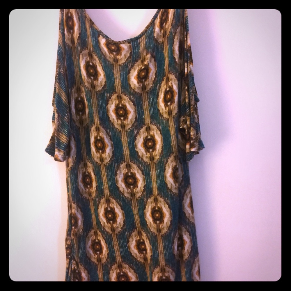 Super cool fun Cold shoulder shirt.